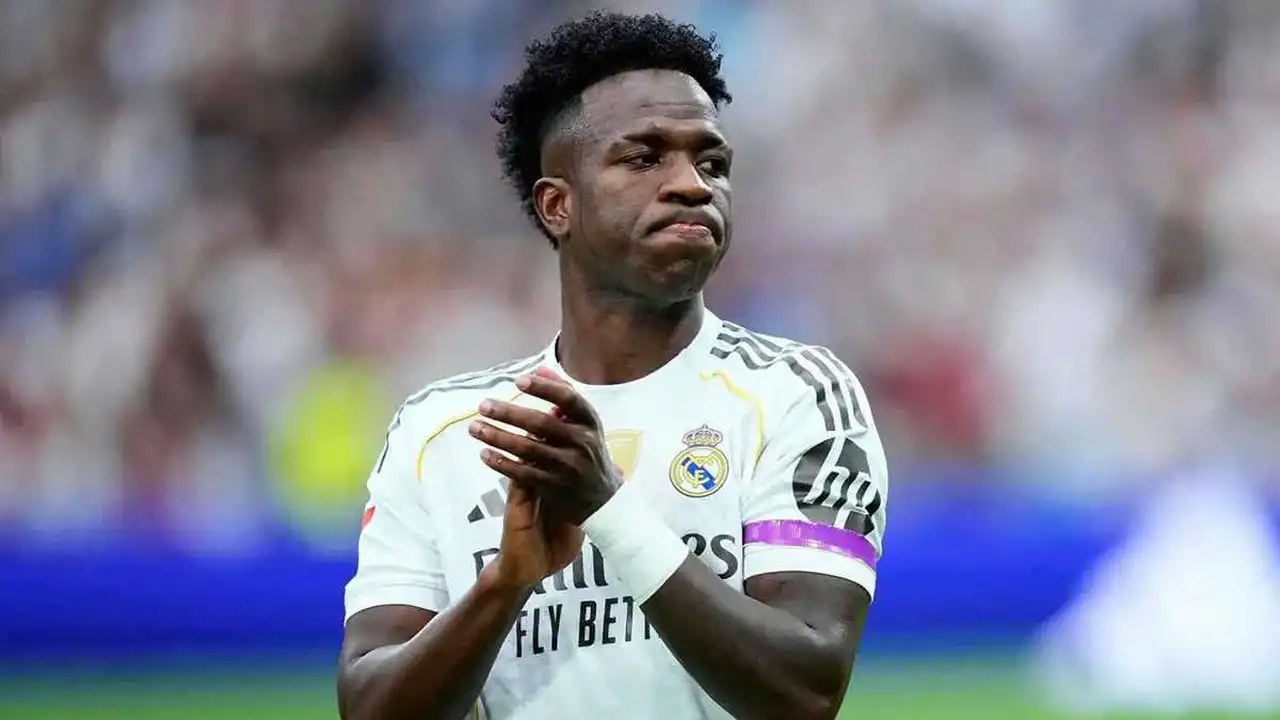 صمت فينيسيوس ينتهي.. حقيقة تسببه في إقالة المدرب تشابي ألونسو من منصبه